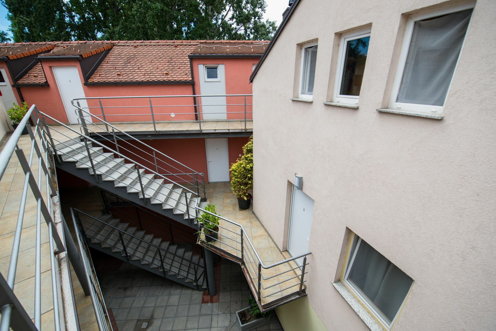 Integralni Hotel & Hostel Zagreb Exterior photo