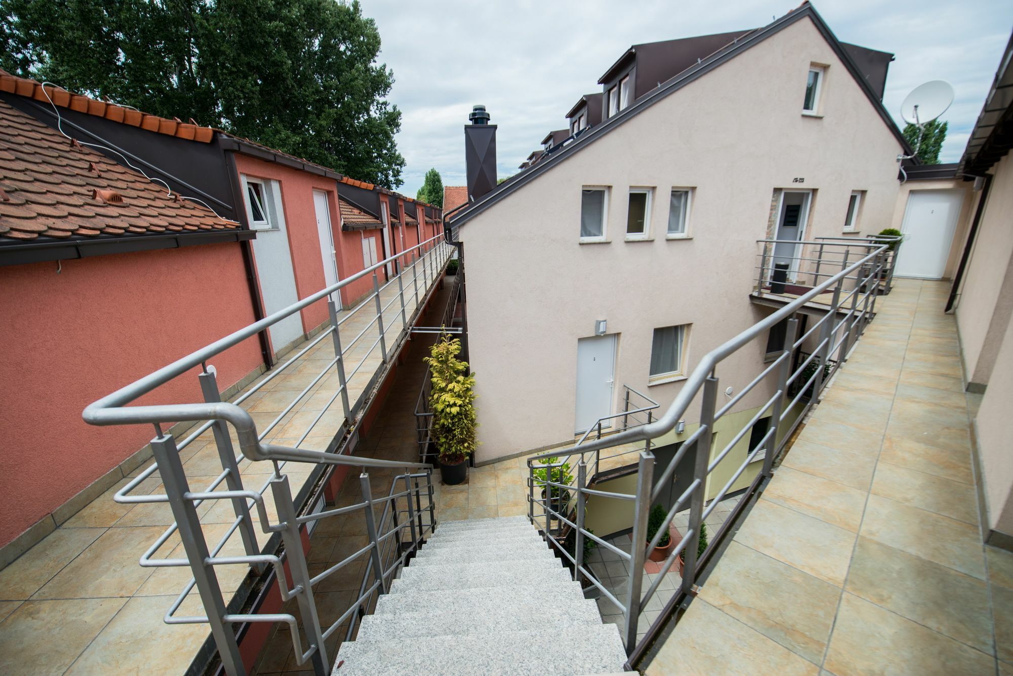 Integralni Hotel & Hostel Zagreb Exterior photo